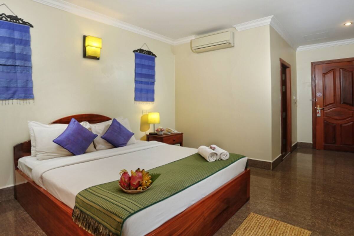 Minibar, in-room safe, desk, iron/ironing board (on request)