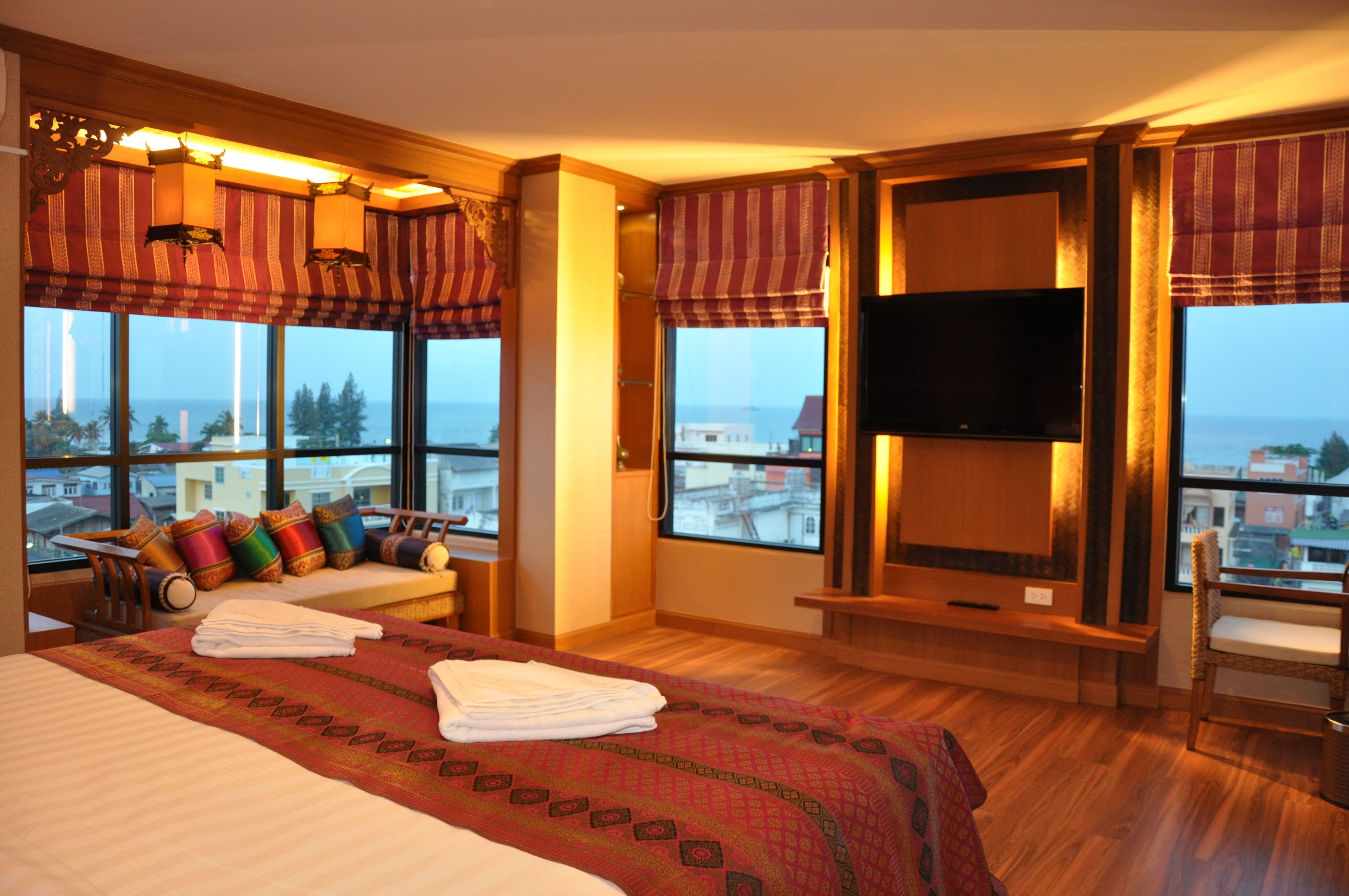 suite, partial ocean view | in-room safe, blackout curtains, free wifi