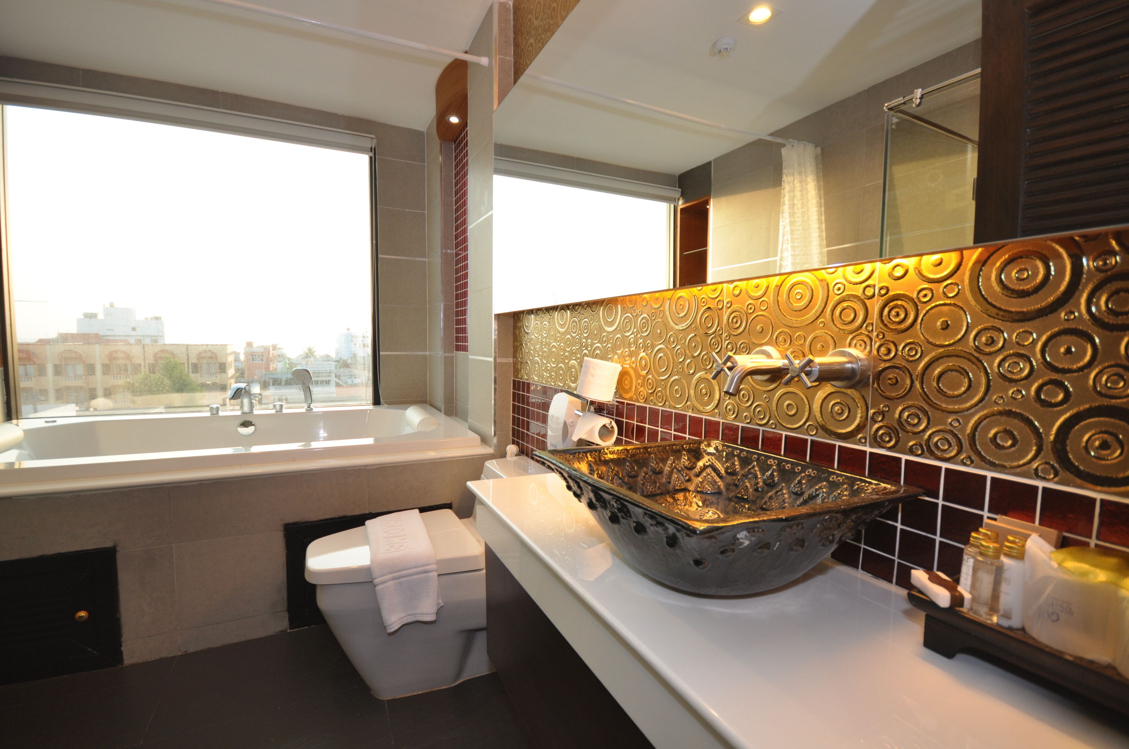 suite, partial ocean view | bathroom | rainfall showerhead, free toiletries, hair dryer, towels