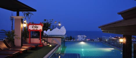 Piscine extérieure, chaises longues