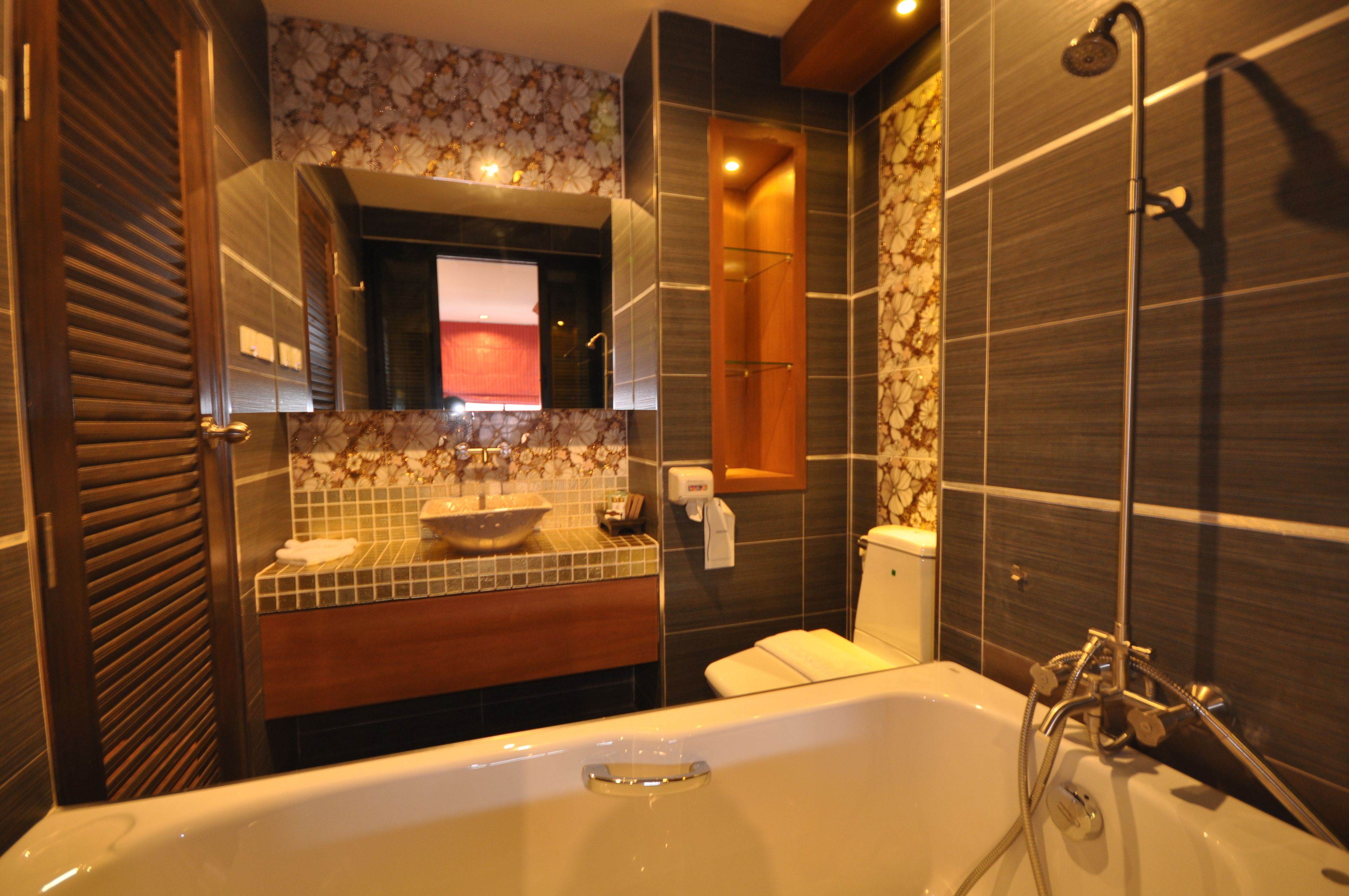 deluxe room, 1 double bed | bathroom | rainfall showerhead, free toiletries, hair dryer, towels
