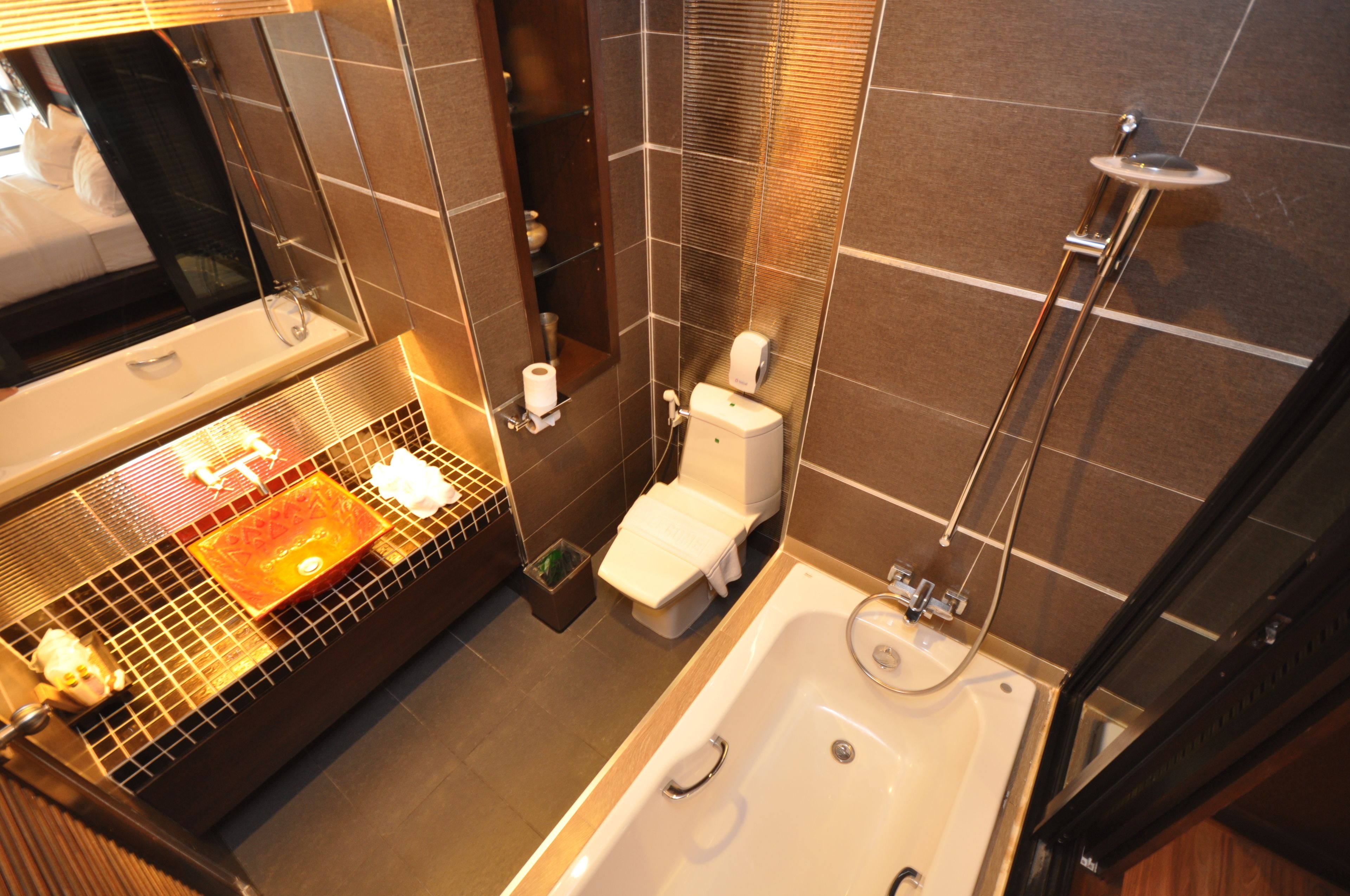 deluxe room, 1 double bed, partial sea view | bathroom | rainfall showerhead, free toiletries, hair dryer, towels