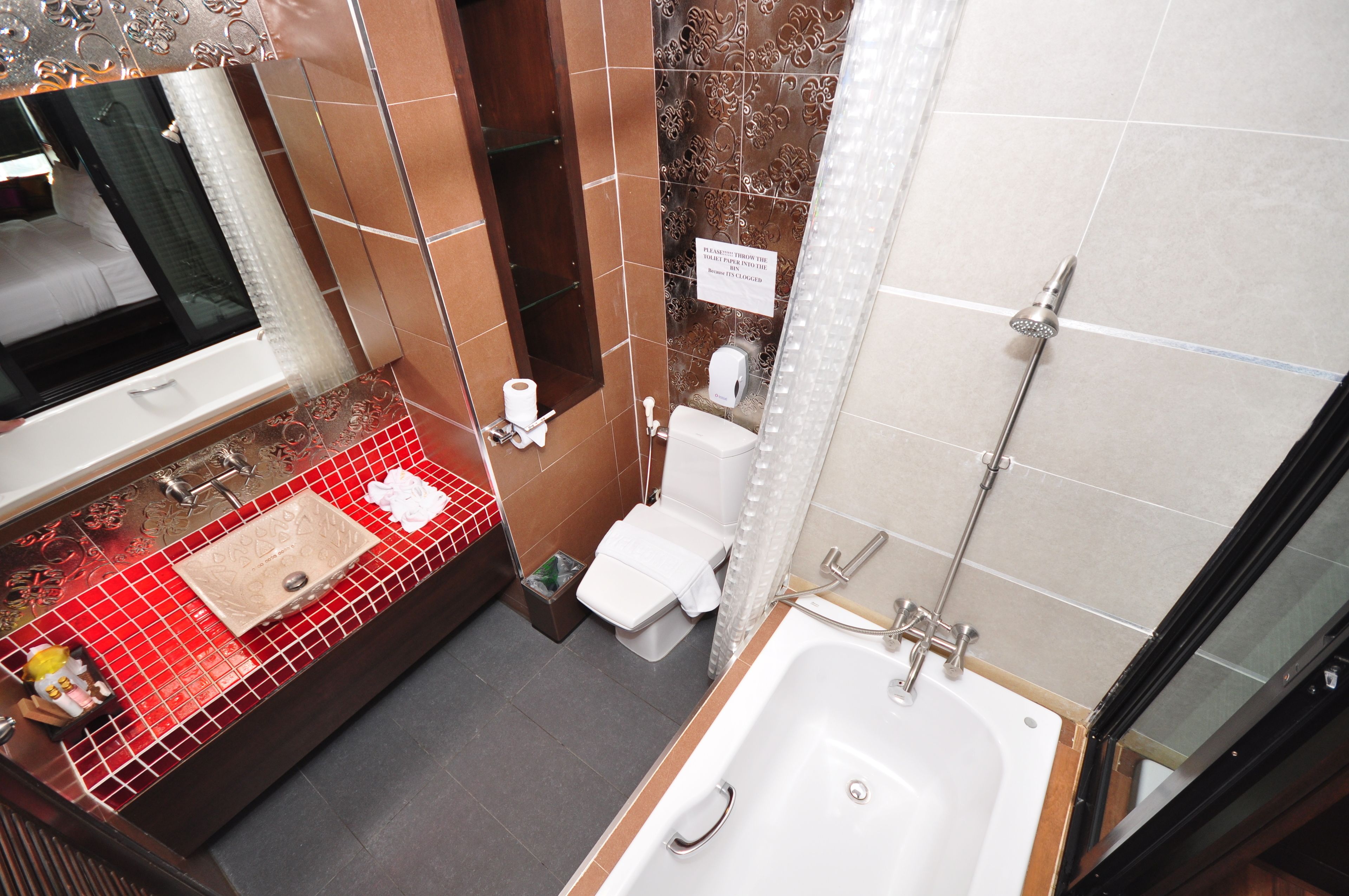 Une salle de bain avec une baignoire, des toilettes et un lavabo.