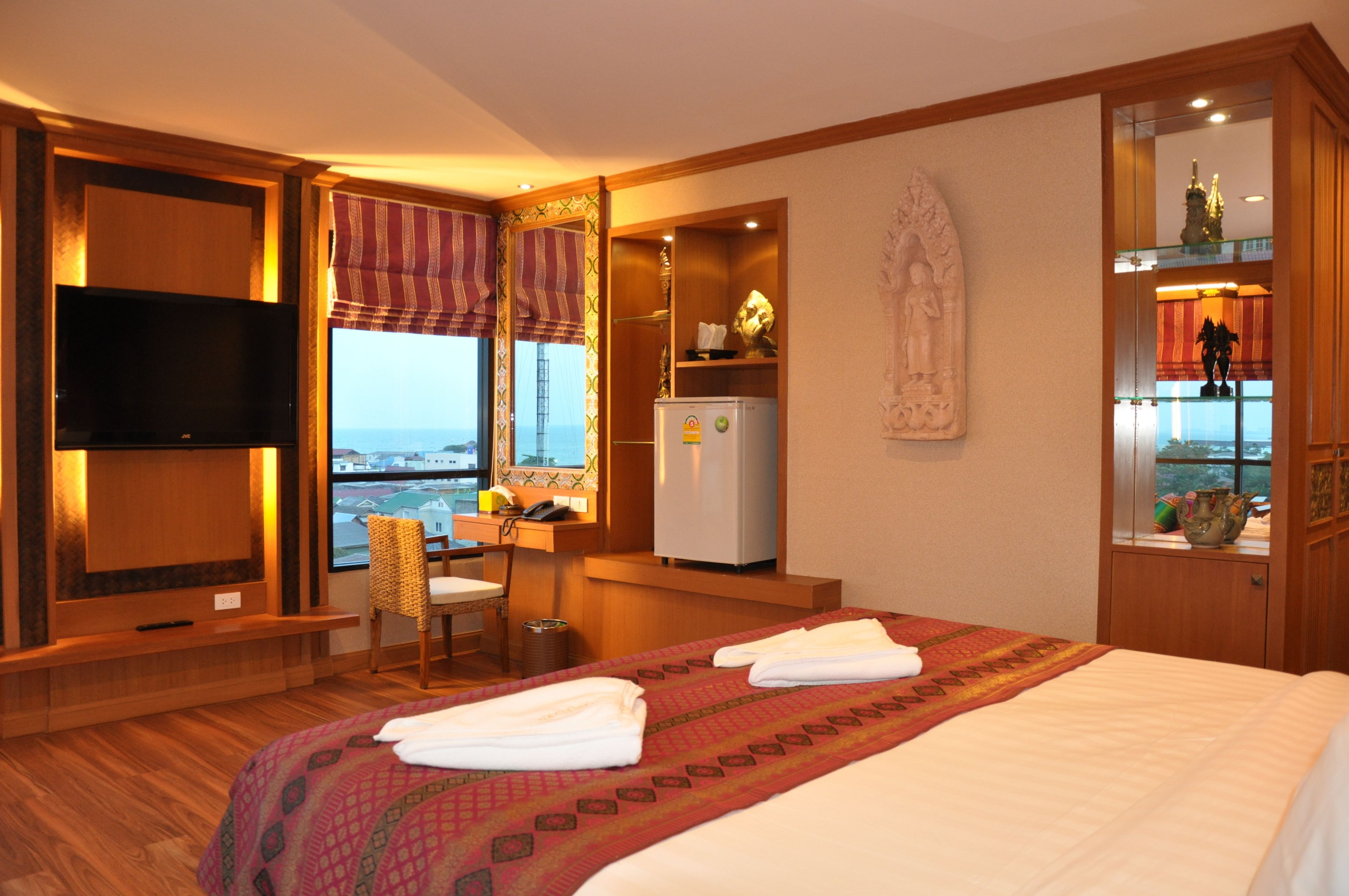 suite, partial ocean view | in-room safe, blackout curtains, free wifi