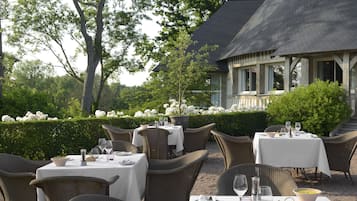 Serveert lunch en diner, regionale gerechten