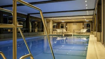 Piscina coperta, lettini