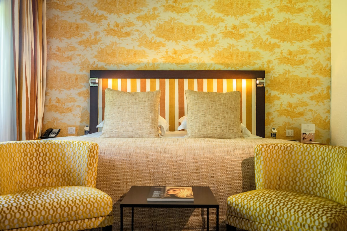 double room, air conditioning, ground floor | 1 bedroom, minibar, in-room safe, desk