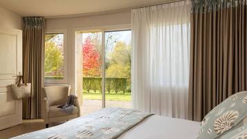 Suite - 2 soveværelser - forbundne værelser (no air conditioning) | 1 soveværelse, minibar, pengeskab på værelset, skrivebord