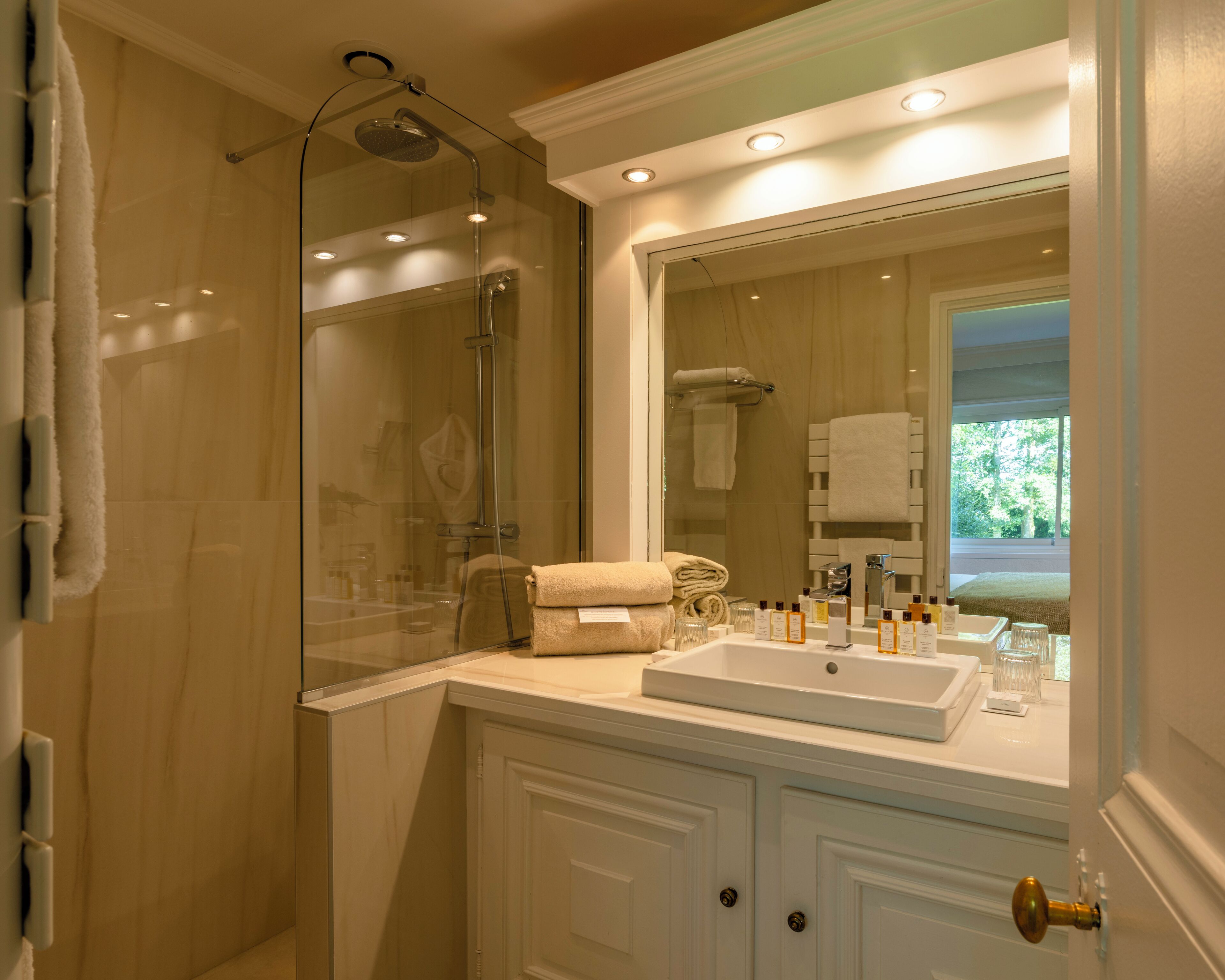 double room, air conditioning, ground floor | bathroom | free toiletries, hair dryer, slippers, towels