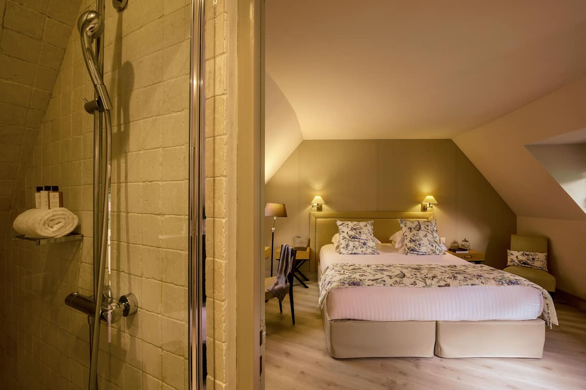 Doppelzimmer (no air conditioning) | 1 Schlafzimmer, Minibar, Zimmersafe, Schreibtisch