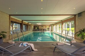 Innendørsbasseng og solsenger