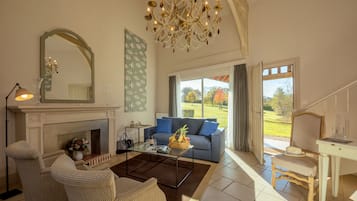 Suite, 2 soverom, rom vegg-i-vegg (no air conditioning) | Oppholdsrom | Flatskjerm-TV og filmkjøp