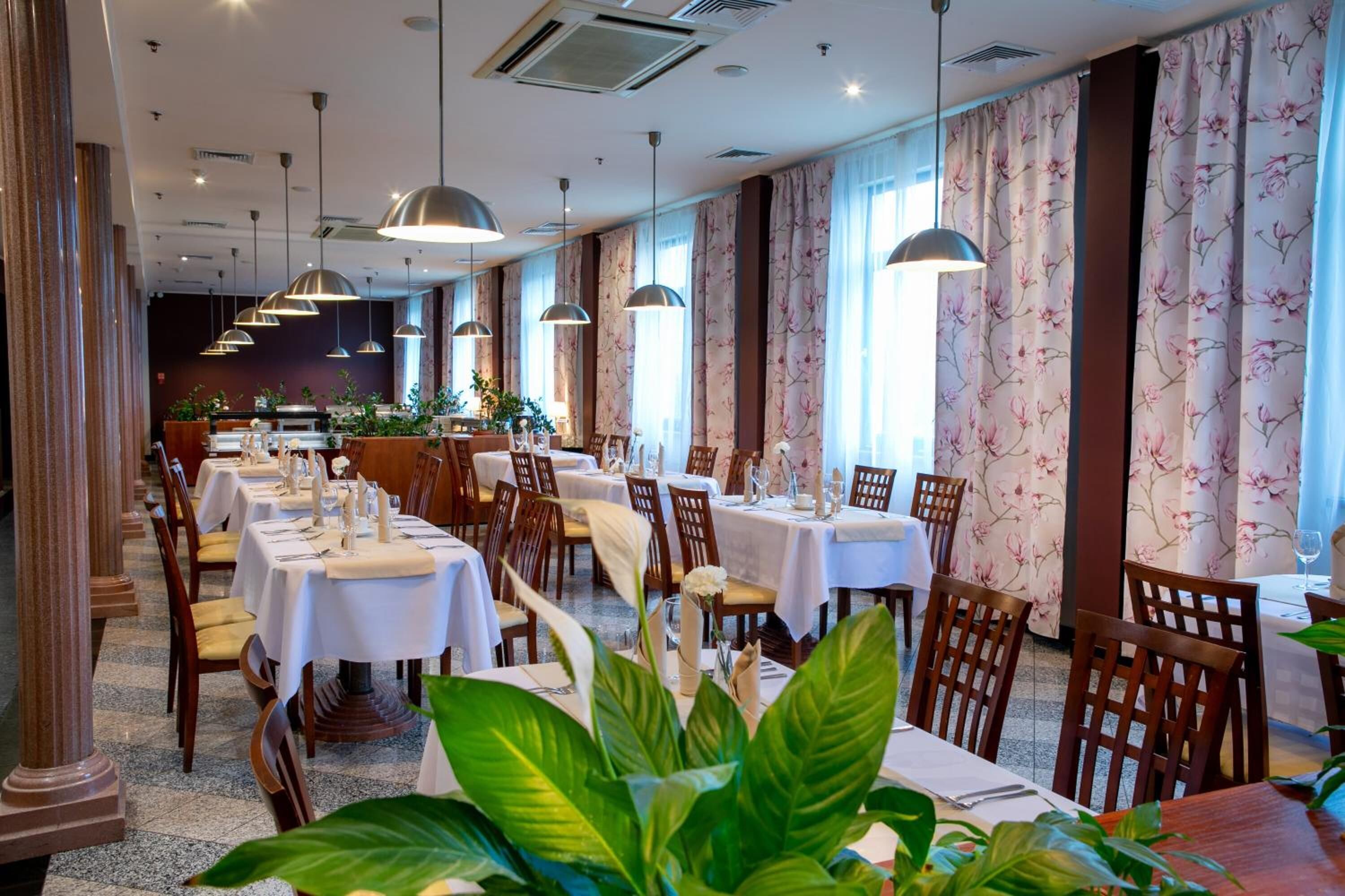 breakfast, lunch, dinner served; international cuisine