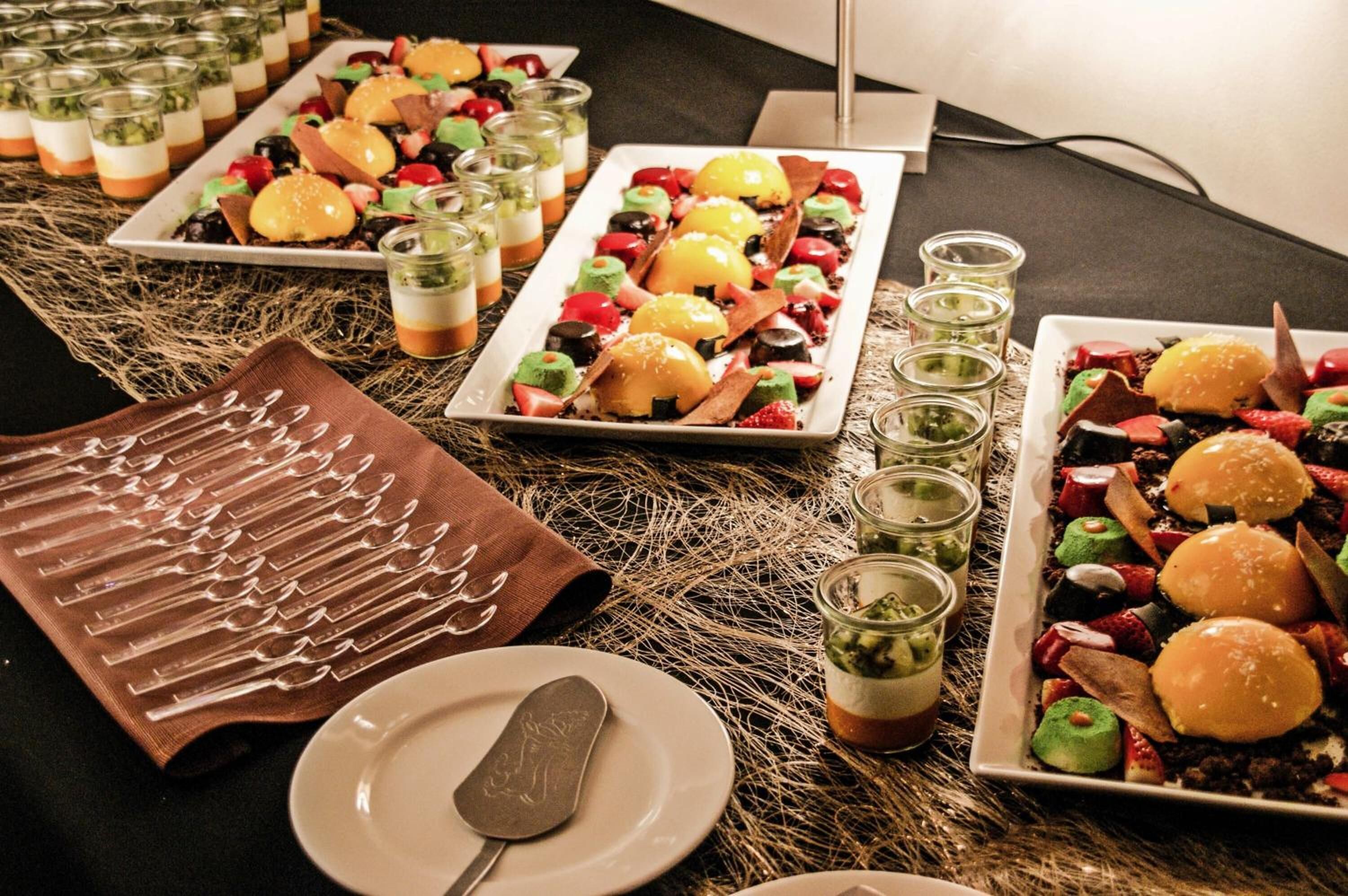 breakfast, lunch, dinner served; international cuisine