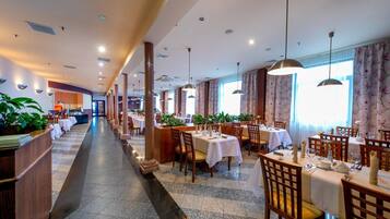 Breakfast, lunch, dinner served; international cuisine