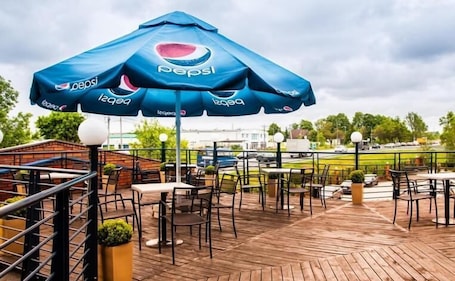 Se sirven desayunos, almuerzos y cenas; cocina internacional. Hotel 500 Stryków