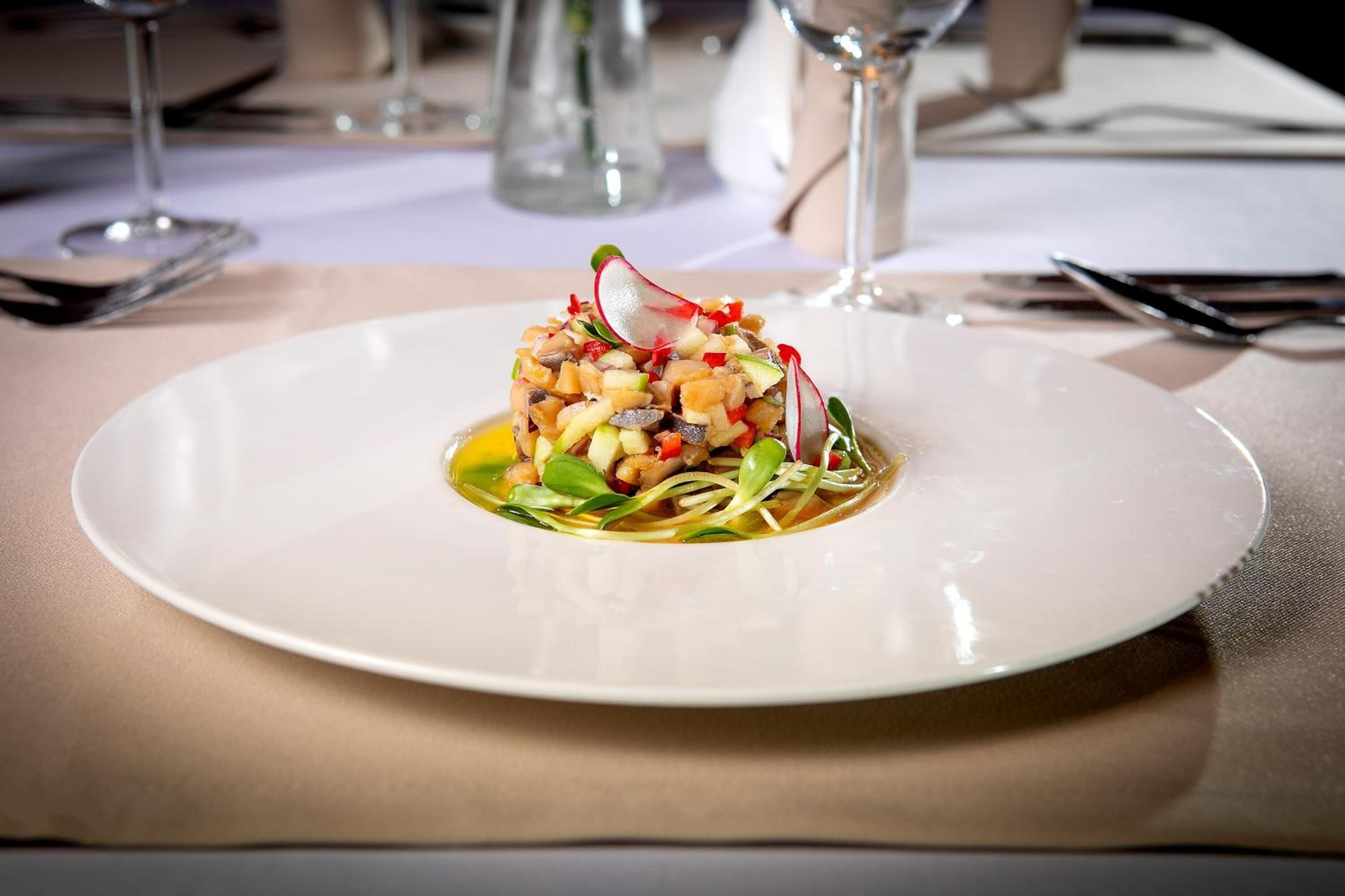 breakfast, lunch, dinner served; international cuisine