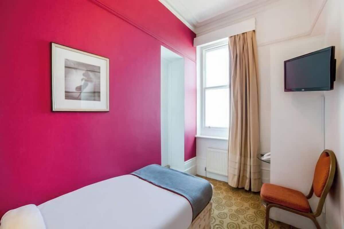 1 slaapkamer, een bureau, beddengoed
