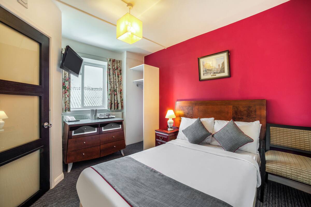 1 bedroom, desk, bed sheets