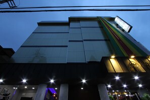 Mặt tiền nơi lưu trú - ban đêm