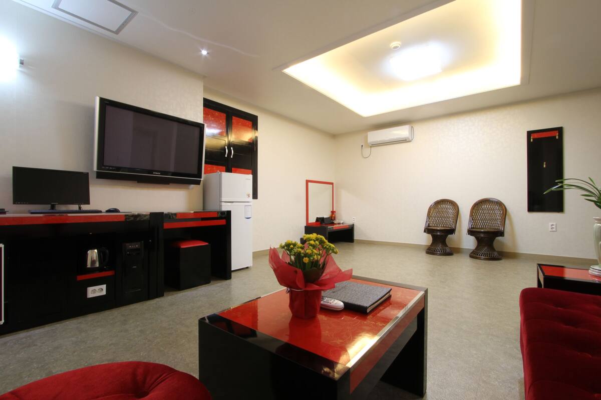 Traditional Room (Ondol) | Living area | LCD TV, computer, pay films