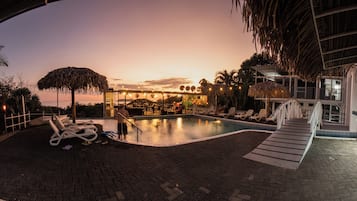 2 udendørs pools