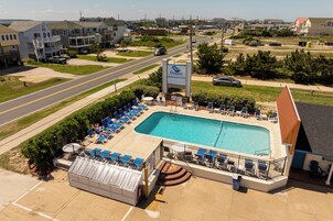 Seasonal outdoor pool, pool umbrellas