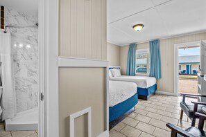 Habitación estándar, 2 camas matrimoniales, vista al patio | Wifi gratis y ropa de cama 