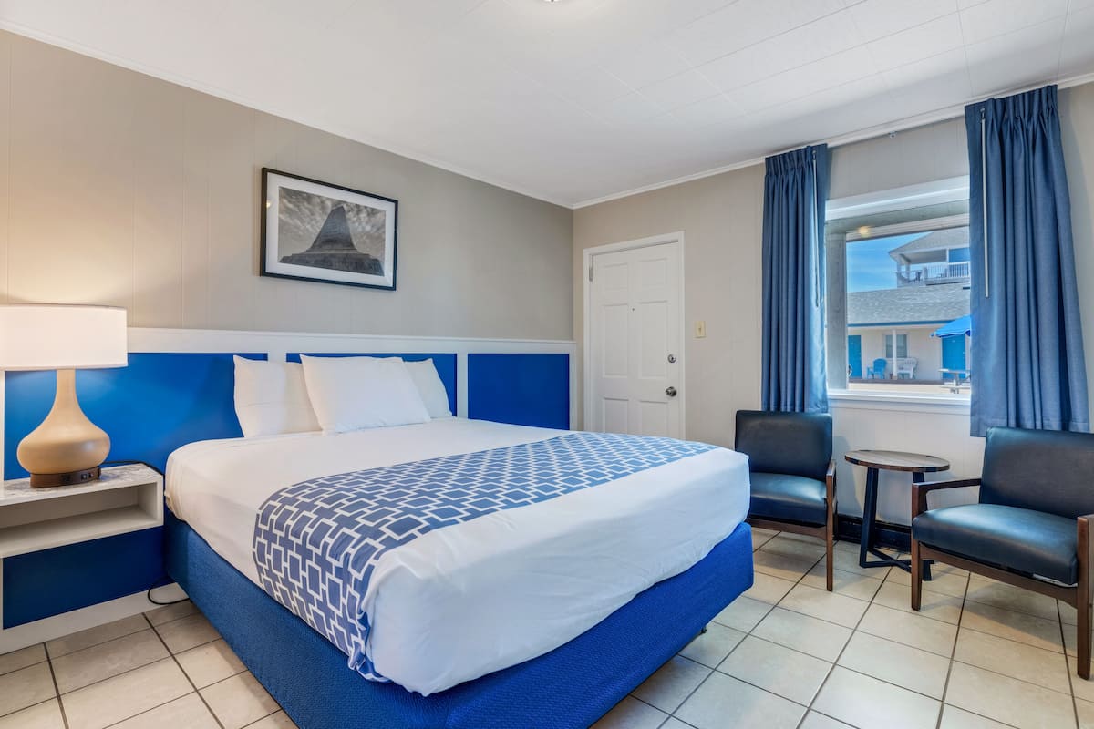 Standard Room, 1 Queen Bed, Courtyard View | Free WiFi, bed sheets