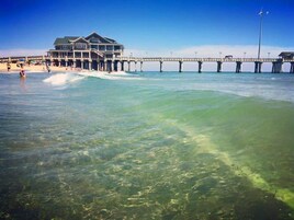 En la playa, surf, pesca