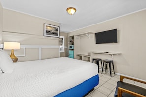 Standard Room, 1 Queen Bed, Courtyard View