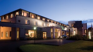 Un hotel con un diseño arquitectónico moderno, con varios niveles y ventanas grandes.