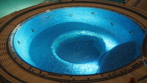 Un jacuzzi circular con interior de azulejos y desagüe central.