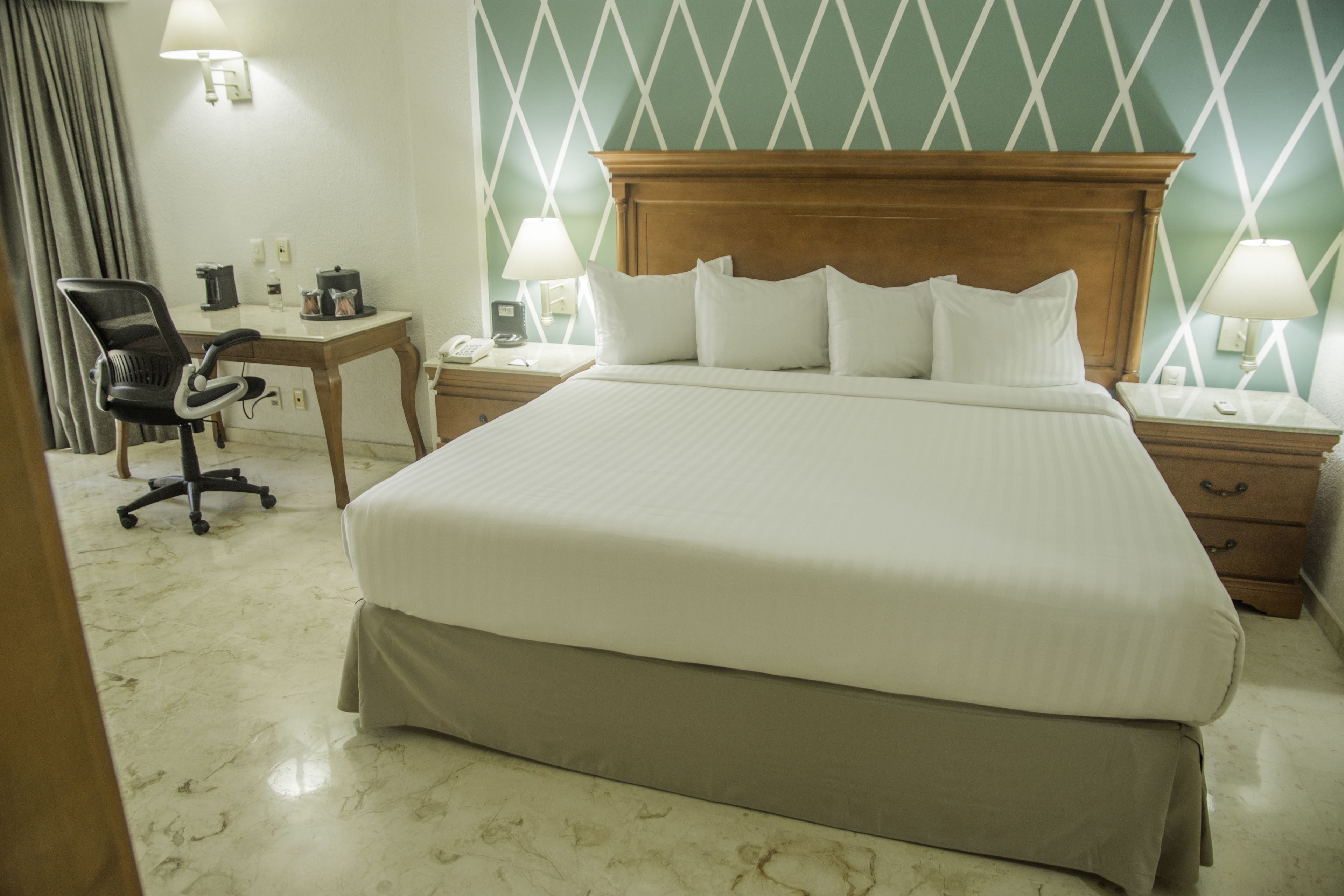 junior suite, 1 king bed, non smoking | desk, free wifi