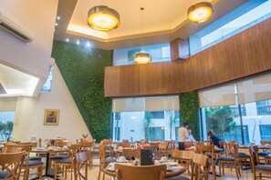 حيث تُقدم وجبات الإفطار، الغداء، العشاء، الأطباق العالمية