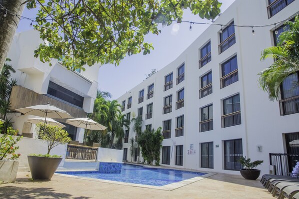 حمّام سباحة خارجي