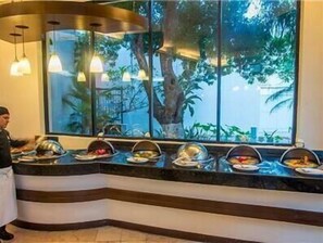 Breakfast, lunch and dinner served - Continental Caribe Bay (Chetumal)