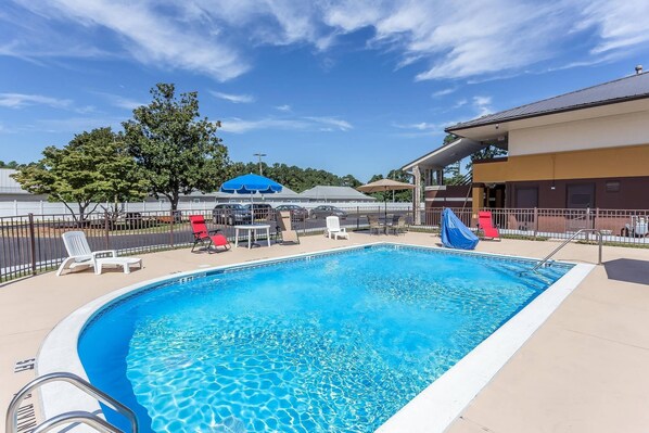 Außenpool (je nach Saison geöffnet), Sonnenschirme, Liegestühle