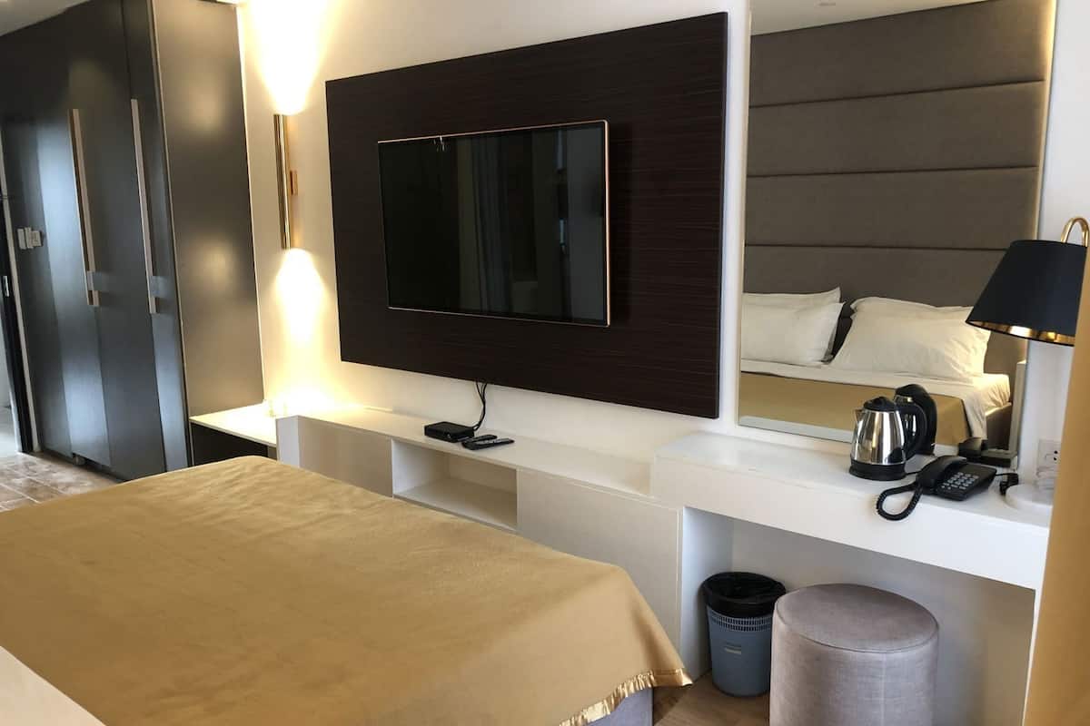 Premium bedding, in-room safe, desk, blackout drapes