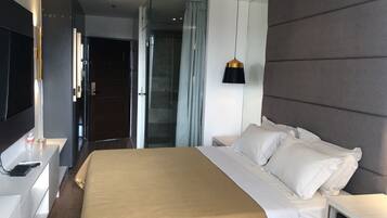 Royal Suite with Balcony | Premium bedding, in-room safe, desk, blackout drapes