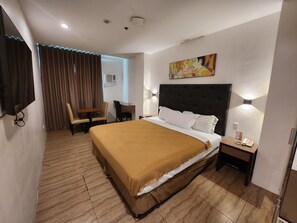 Ropa de cama de alta calidad y caja de seguridad en la habitación 