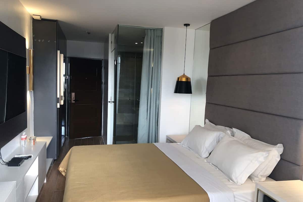 Premium bedding, in-room safe, desk, blackout drapes
