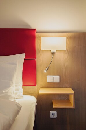 Hypo-allergenic bedding, minibar, in-room safe, individually decorated - Hotel Hachinger Hof (Oberhaching)