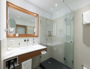 Shower, eco-friendly toiletries, hair dryer, towels - Hotel Hachinger Hof (Oberhaching)
