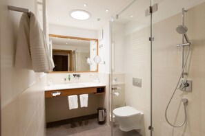 Shower, eco-friendly toiletries, hair dryer, towels - Hotel Hachinger Hof (Oberhaching)