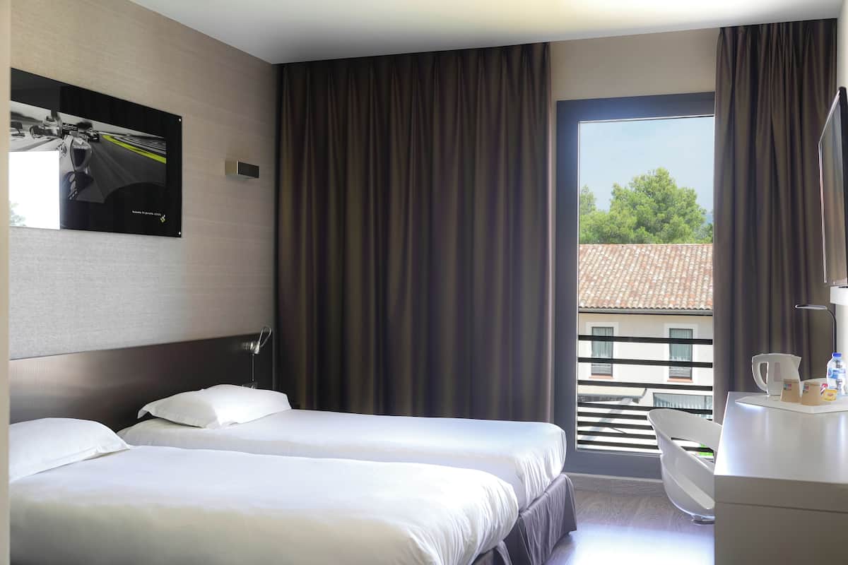 twin room, 2 single beds | hypo-allergenic bedding, in-room safe, desk, blackout curtains