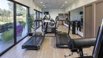 Una palestra con tapis roulant, cyclette e un angolo idrico.