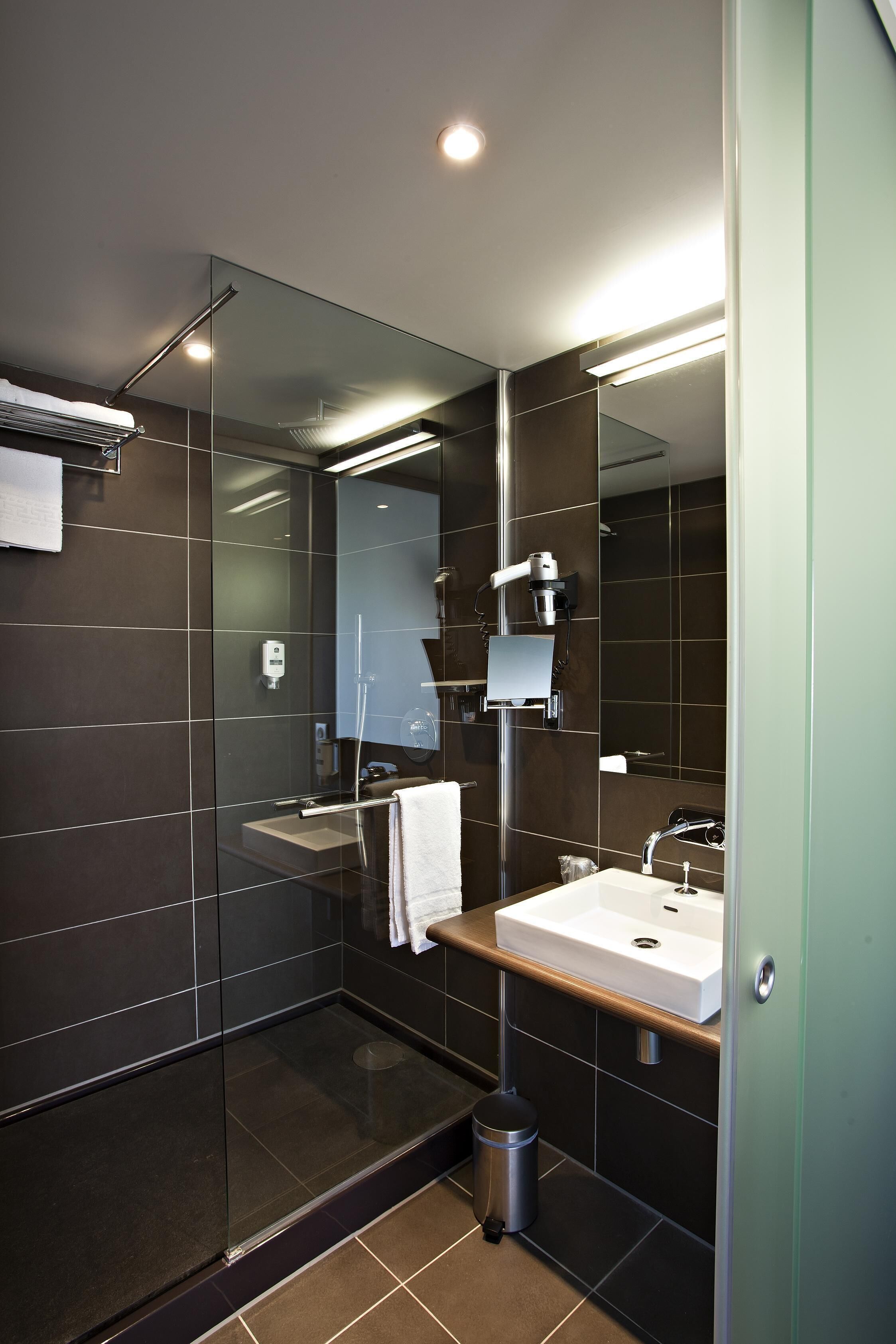 twin room, 2 single beds | bathroom | shower, free toiletries, hair dryer, towels