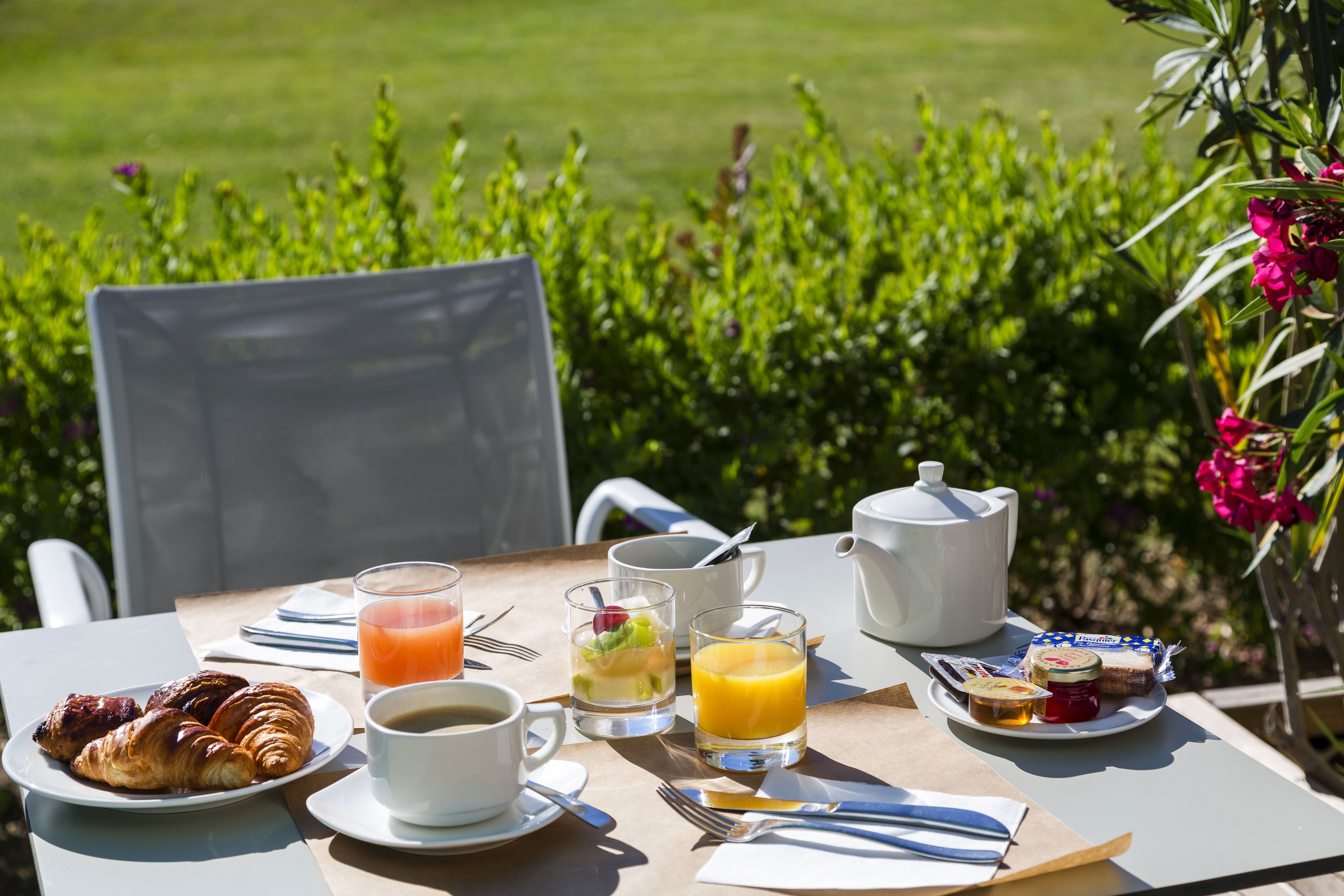 daily buffet breakfast (eur 20 per person)