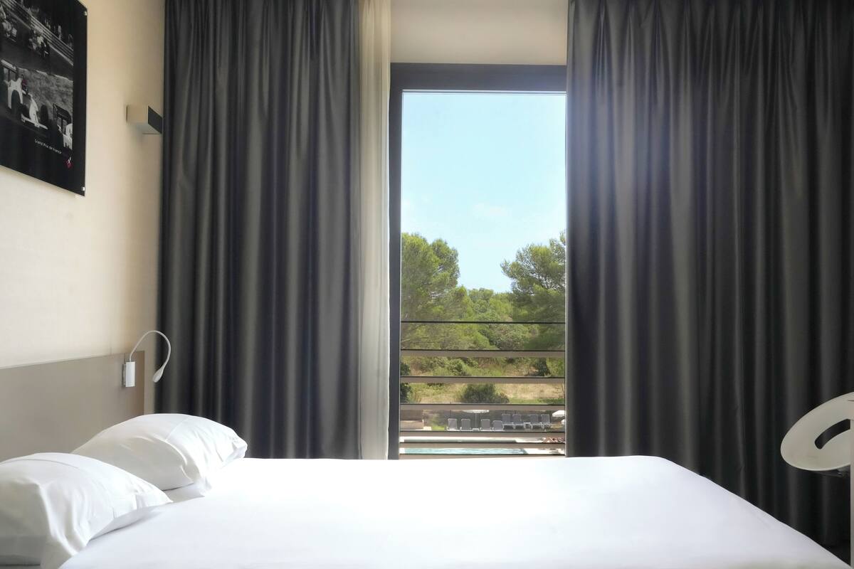 standard room | hypo-allergenic bedding, in-room safe, desk, blackout curtains